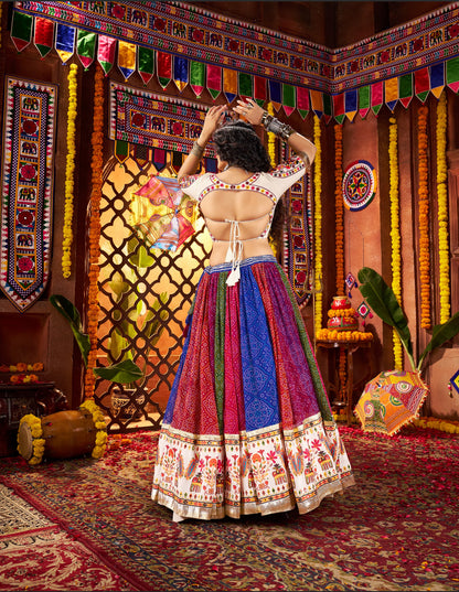 Lehenga de célébration Navratri blanc cassé multicolore avec broderies et travail de miroirs en georgette et chanderi lining