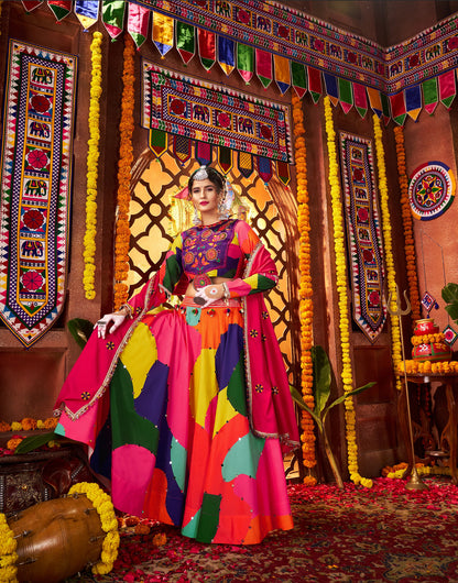 Lehenga de célébration Navratri rose fuchsia multicolore avec broderies et travail de miroirs en maslin