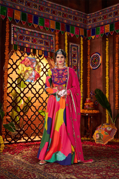 Lehenga de célébration Navratri rose fuchsia multicolore avec broderies et travail de miroirs en maslin