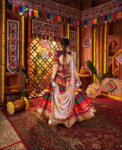 Lehenga de célébration Navratri violet multicolore avec broderies et travail de miroirs en maslin