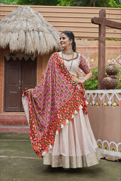 Lehenga de célébration Navratri beige multicolore avec broderies et travail de miroirs en viscose rayon