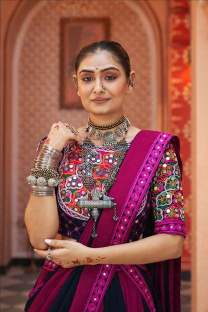 Lehenga de célébration Navratri rose fuchsia et noir multicolore avec broderies et travail de miroirs en viscose rayon