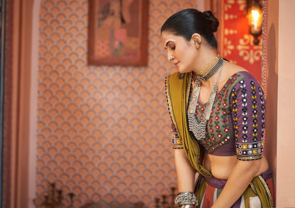 Lehenga de célébration Navratri violet mauve et beige multicolore avec broderies et travail de miroirs en viscose rayon
