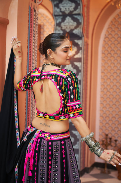 Lehenga de célébration Navratri noir et rose fuchsia, mauve multicolore avec broderies et travail de miroirs en viscose rayon