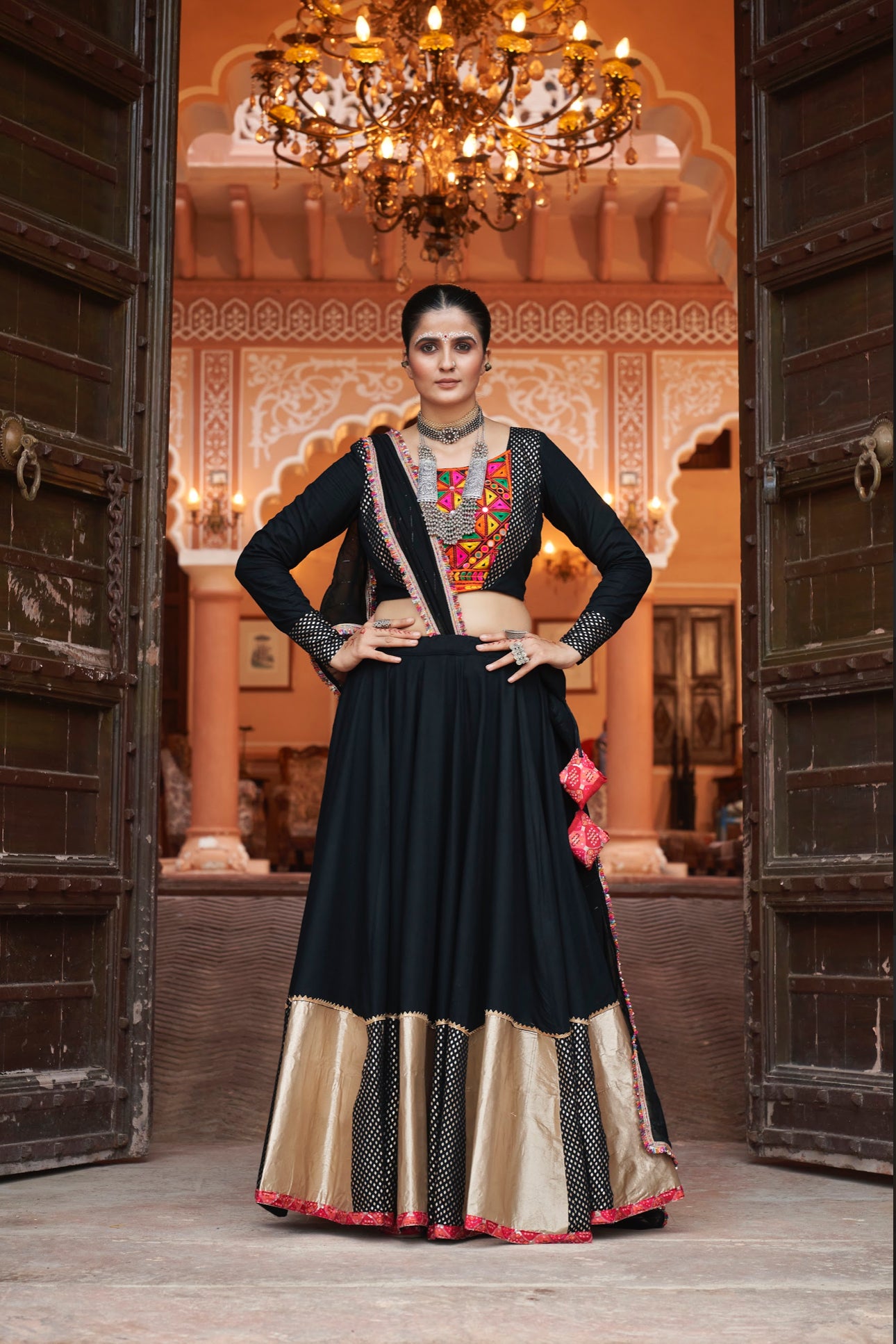 Lehenga de célébration Navratri noir multicolore avec broderies et travail de miroirs en viscose rayon et georgette