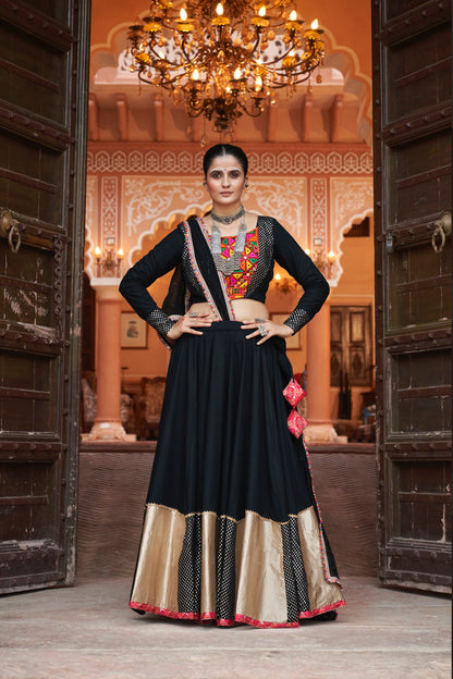 Lehenga de célébration Navratri noir multicolore avec broderies et travail de miroirs en viscose rayon et georgette
