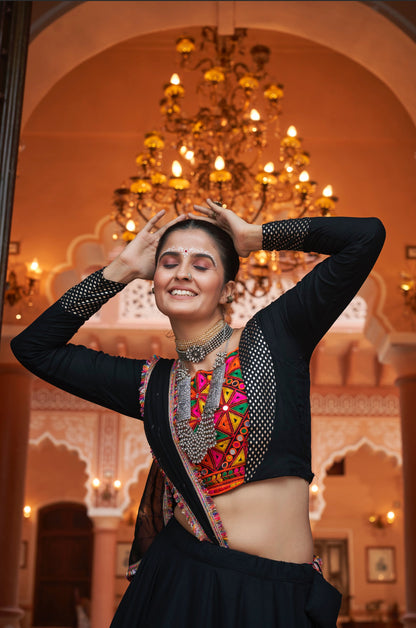 Lehenga de célébration Navratri noir multicolore avec broderies et travail de miroirs en viscose rayon et georgette