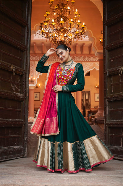 Lehenga de célébration Navratri vert foncé et rose fuchsia avec broderies et travail de miroirs en viscose rayon et jacquard