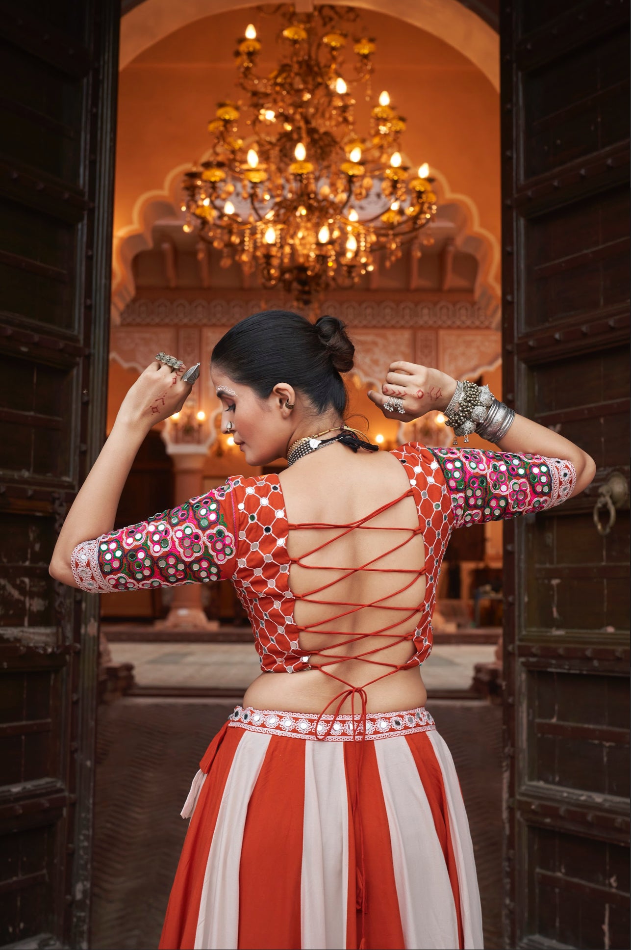 Lehenga de célébration Navratri orange et blanc avec broderies et travail de miroirs en viscose rayon et dentelle