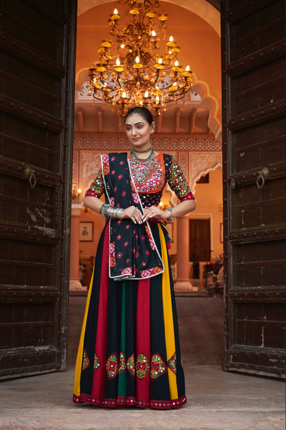 Lehenga de célébration Navratri noir multicolore avec broderies et travail de miroirs en viscose rayon et imprimé traditionnel