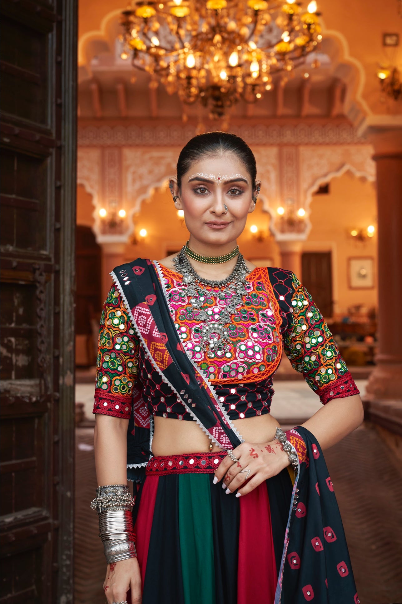 Lehenga de célébration Navratri noir multicolore avec broderies et travail de miroirs en viscose rayon et imprimé traditionnel
