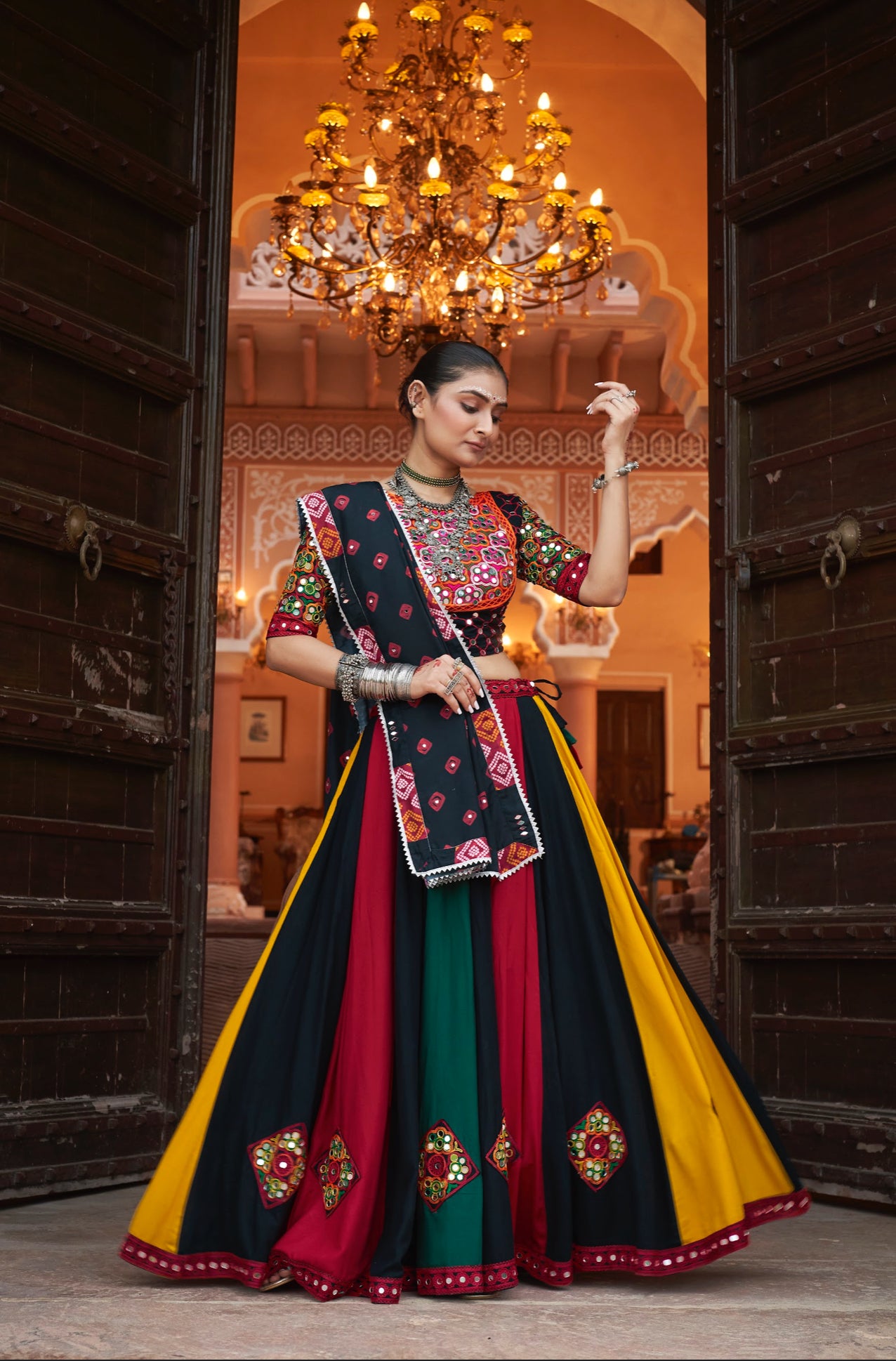 Lehenga de célébration Navratri noir multicolore avec broderies et travail de miroirs en viscose rayon et imprimé traditionnel