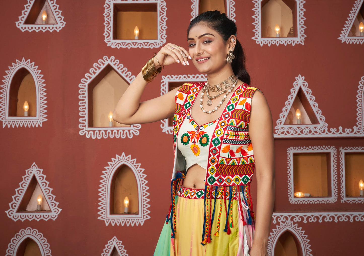 Lehenga de célébration avec veste de Navratri blanc aux tons colorés et broderies, travail de miroirs en viscose rayon