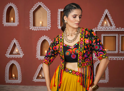 Lehenga de célébration avec veste à franges de Navratri noir et jaune aux tons colorés et broderies, travail de miroirs en viscose rayon