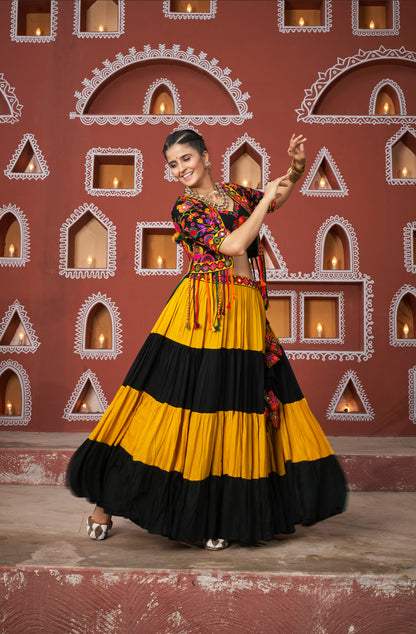 Lehenga de célébration avec veste à franges de Navratri noir et jaune aux tons colorés et broderies, travail de miroirs en viscose rayon