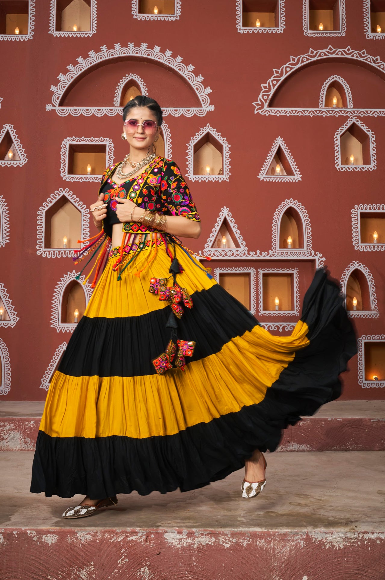 Lehenga de célébration avec veste à franges de Navratri noir et jaune aux tons colorés et broderies, travail de miroirs en viscose rayon