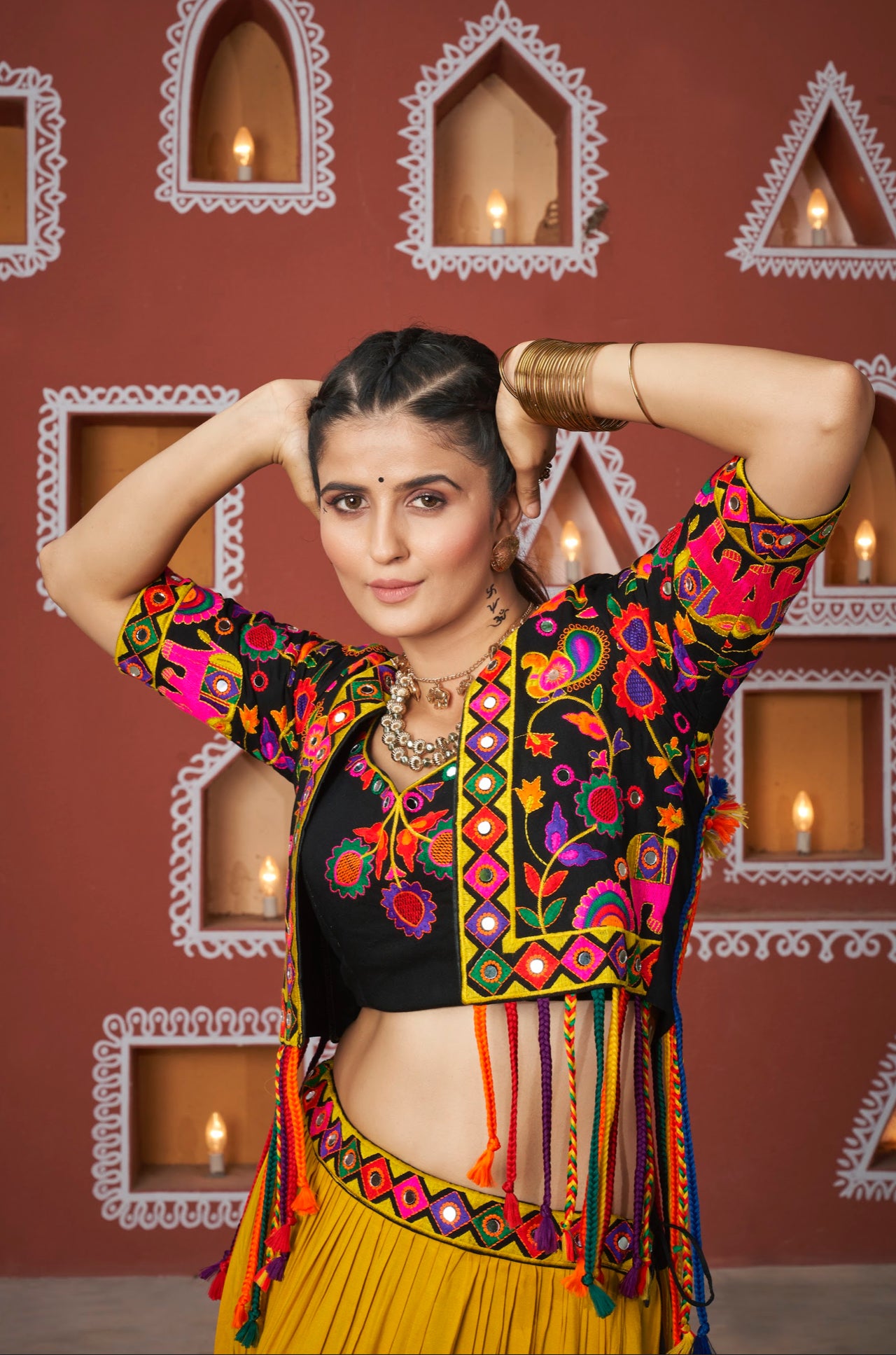 Lehenga de célébration avec veste à franges de Navratri noir et jaune aux tons colorés et broderies, travail de miroirs en viscose rayon