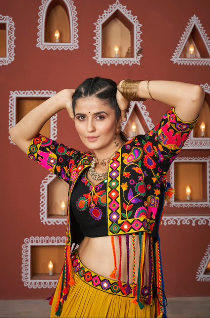 Lehenga de célébration avec veste à franges de Navratri noir et jaune aux tons colorés et broderies, travail de miroirs en viscose rayon