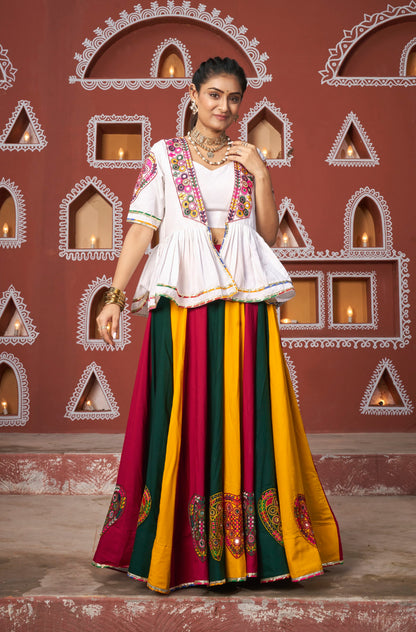 Lehenga de célébration avec veste de Navratri blanc aux tons colorés et broderies en cœurs, travail de miroirs en viscose rayon