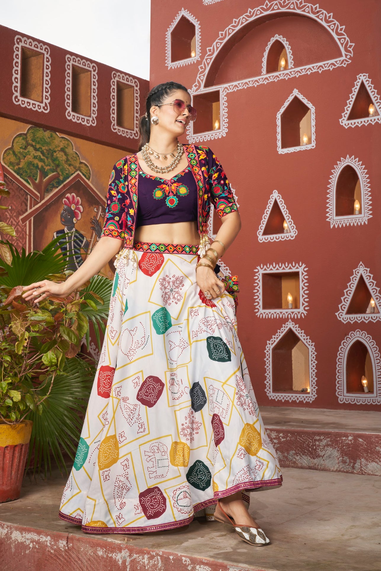 Lehenga de célébration avec veste de Navratri blanc, violet aux tons colorés et broderies en cœurs, travail de miroirs en viscose rayon