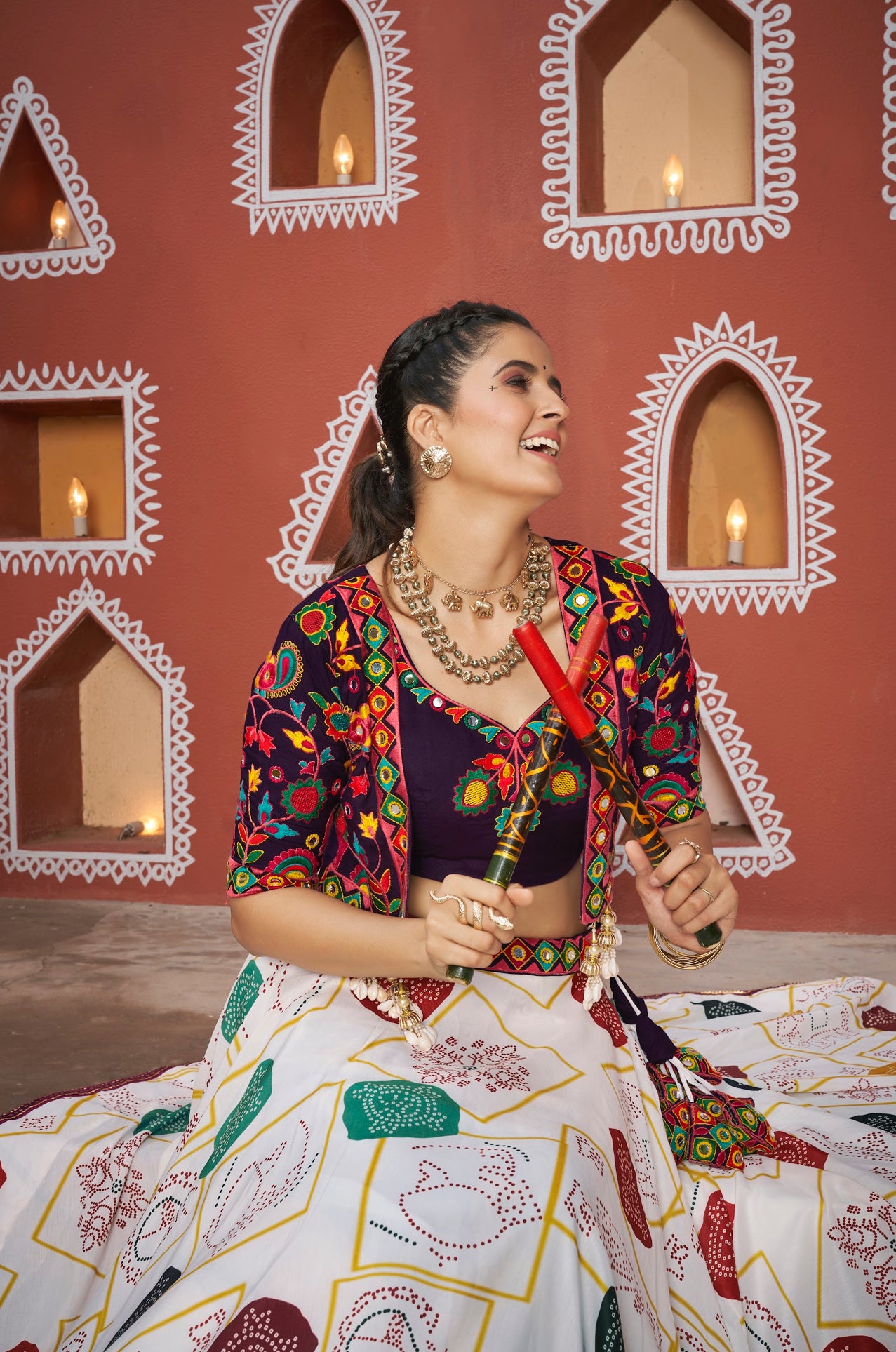 Lehenga de célébration avec veste de Navratri blanc, violet aux tons colorés et broderies en cœurs, travail de miroirs en viscose rayon