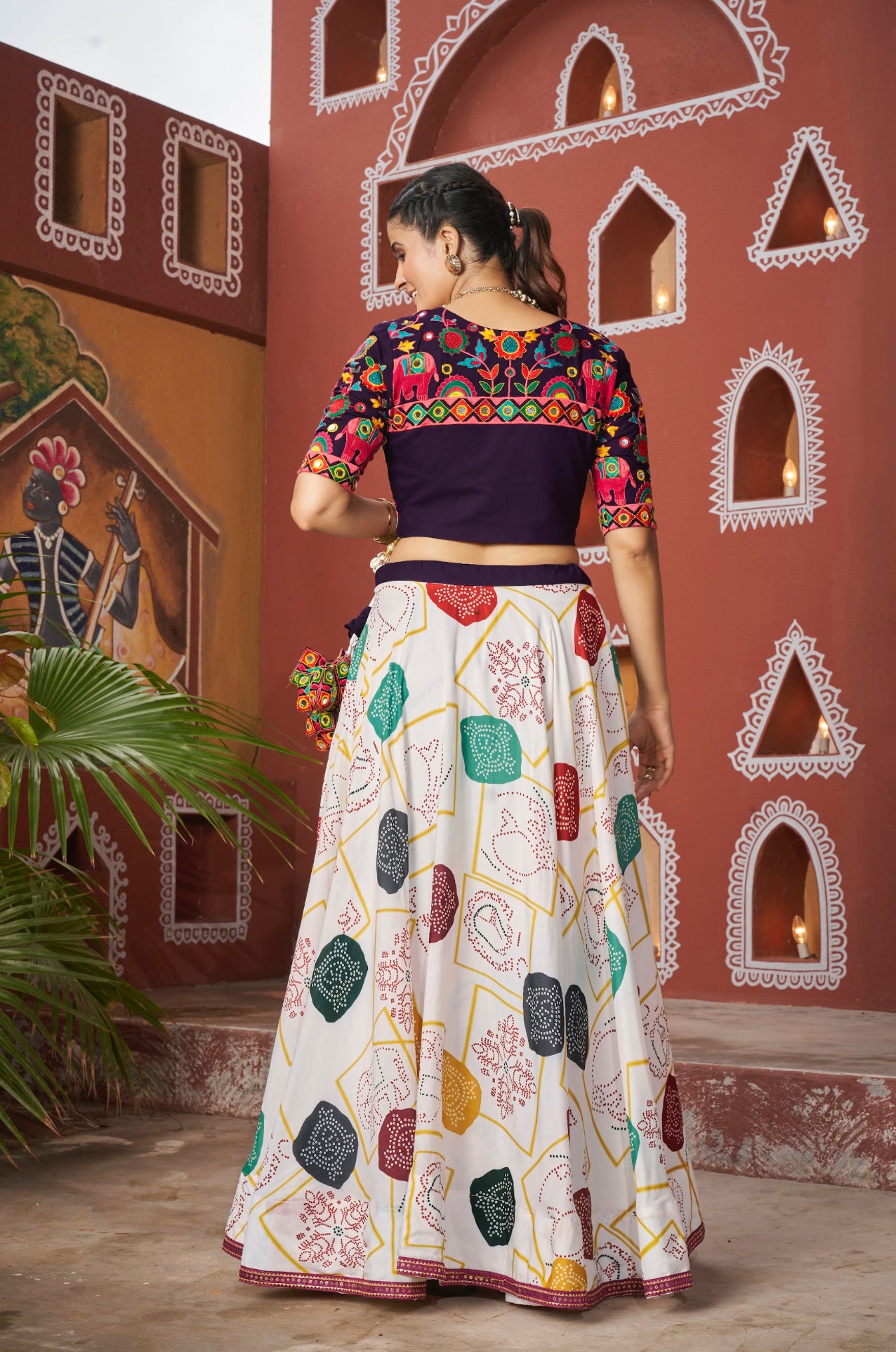 Lehenga de célébration avec veste de Navratri blanc, violet aux tons colorés et broderies en cœurs, travail de miroirs en viscose rayon
