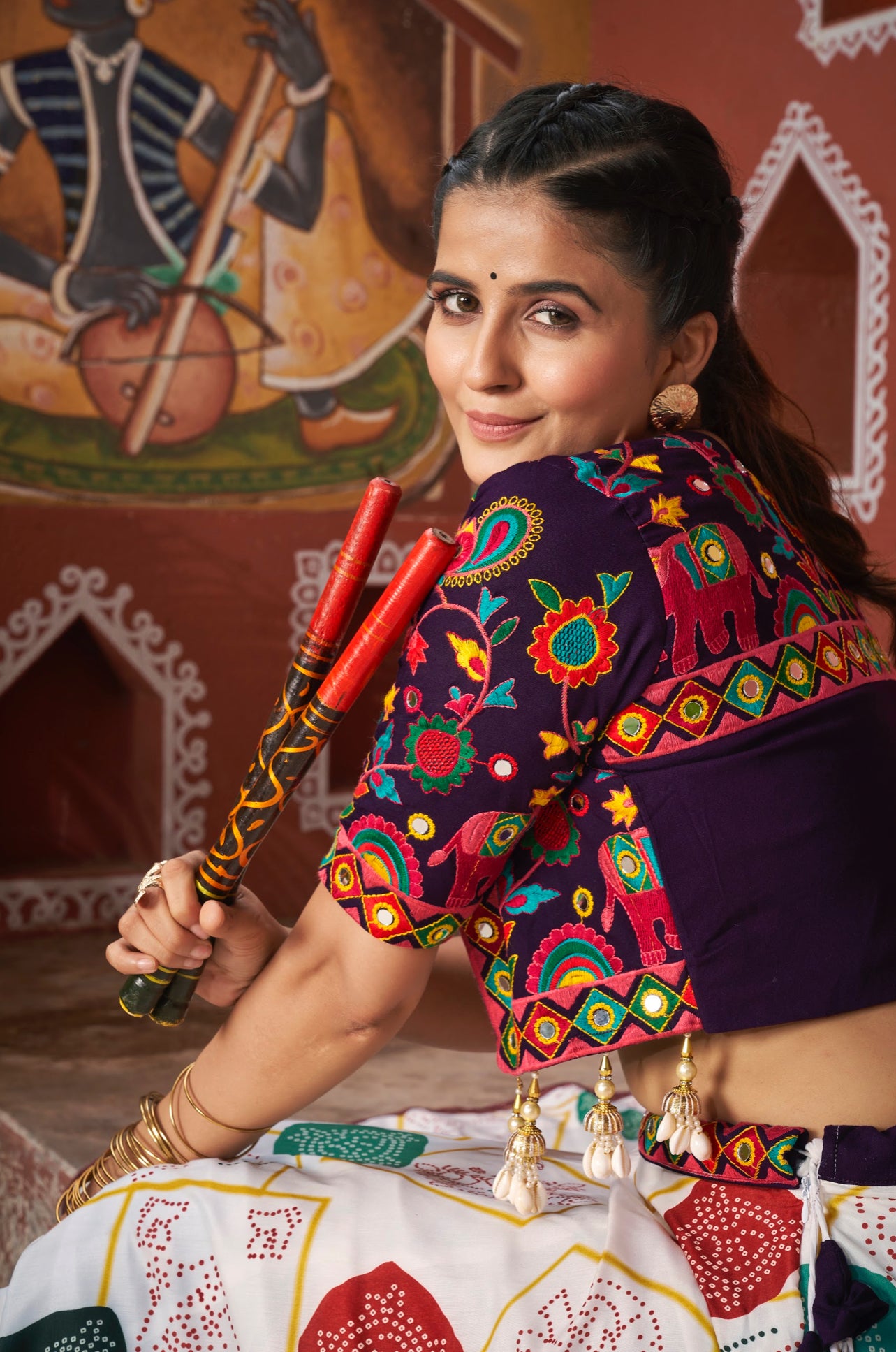 Lehenga de célébration avec veste de Navratri blanc, violet aux tons colorés et broderies en cœurs, travail de miroirs en viscose rayon