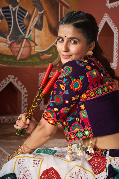 Lehenga de célébration avec veste de Navratri blanc, violet aux tons colorés et broderies en cœurs, travail de miroirs en viscose rayon