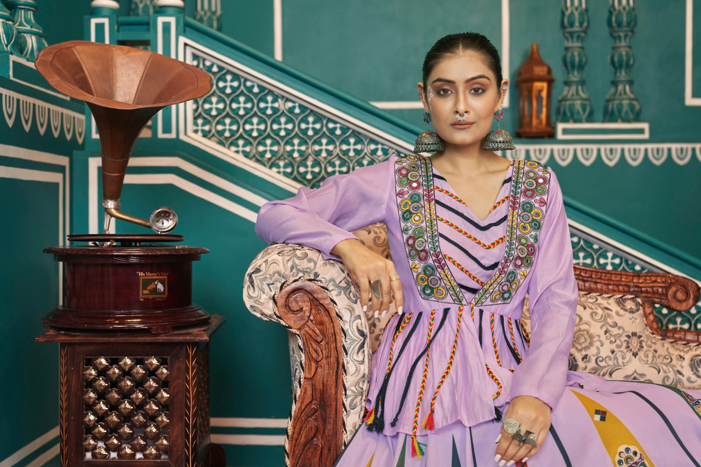 Lehenga de célébration avec veste de Navratri violet lavande aux tons colorés et broderies en cœurs, travail de miroirs en soie romaine