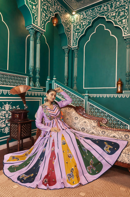 Lehenga de célébration avec veste de Navratri violet lavande aux tons colorés et broderies en cœurs, travail de miroirs en soie romaine