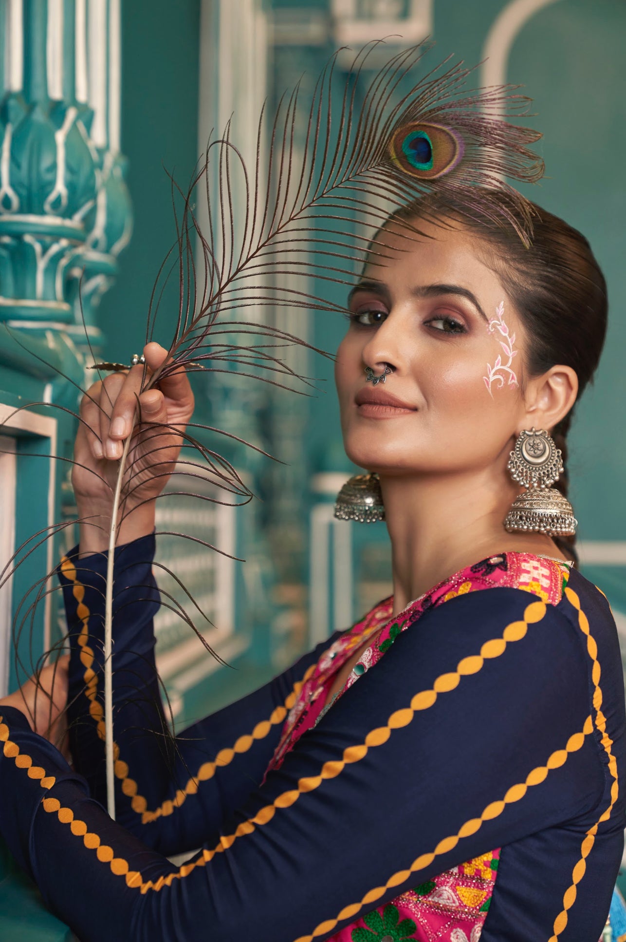 Lehenga de célébration avec veste de Navratri bleu marine aux tons colorés et broderies en cœurs, travail de miroirs en soie romaine