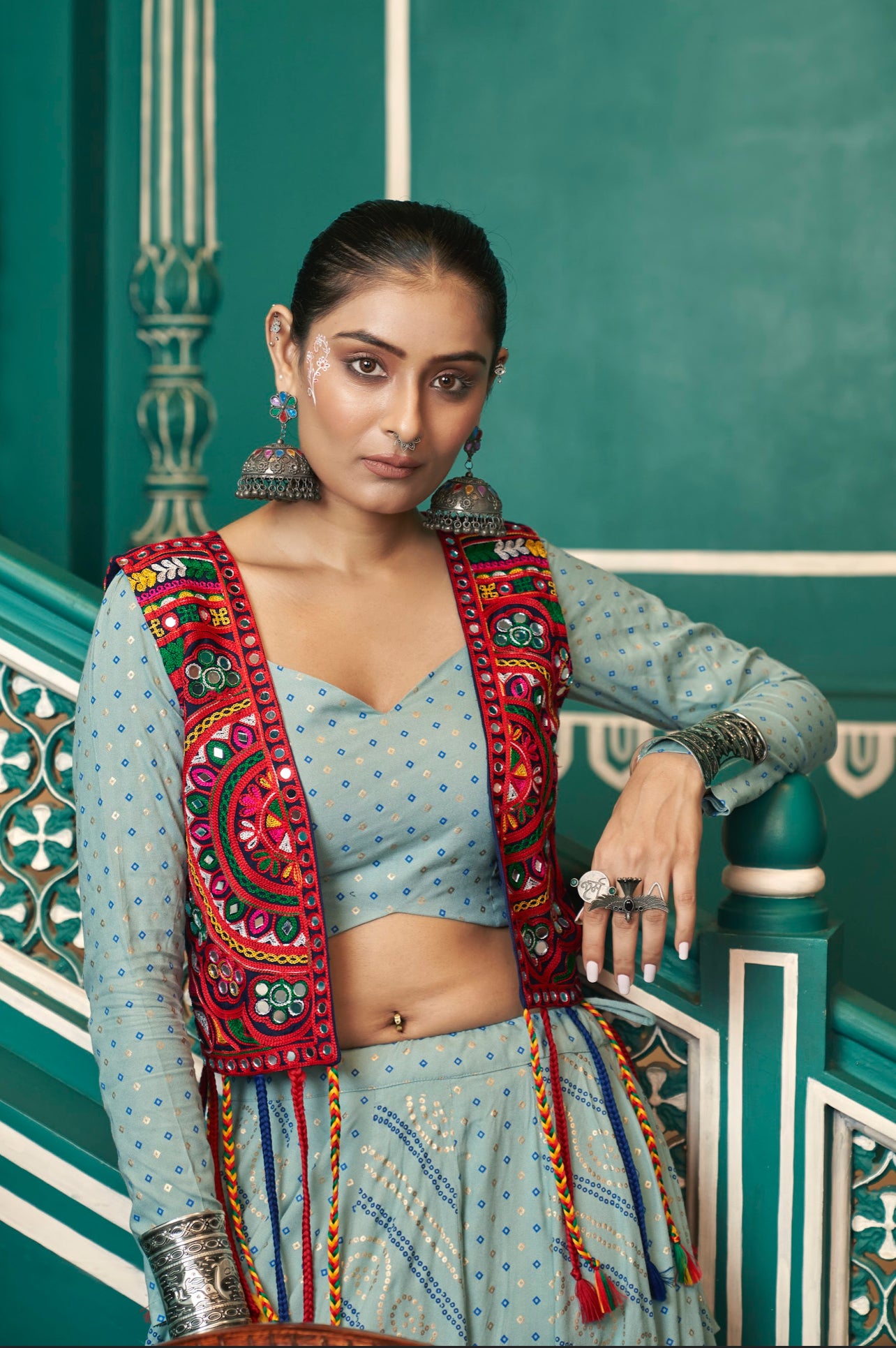 Lehenga de célébration avec veste de Navratri vert pistache aux tons colorés et broderies en cœurs, travail de miroirs en viscose rayon