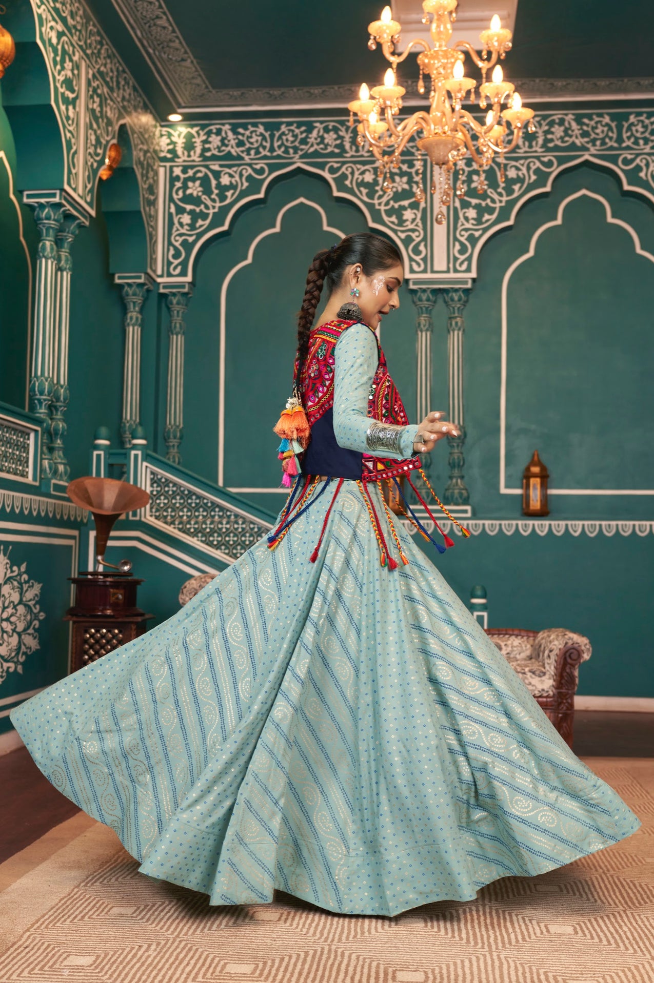 Lehenga de célébration avec veste de Navratri vert pistache aux tons colorés et broderies en cœurs, travail de miroirs en viscose rayon