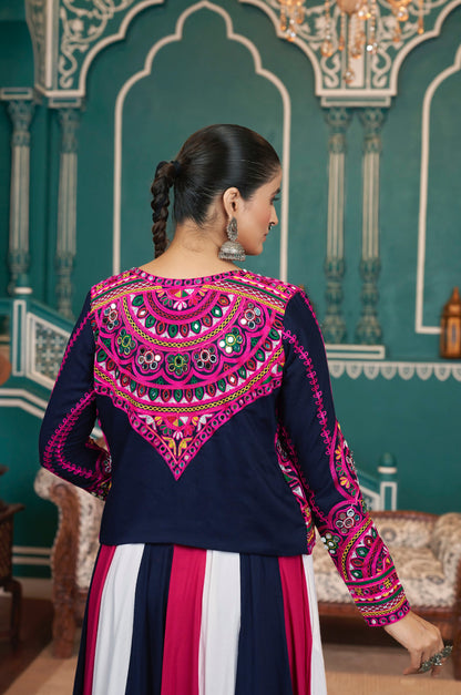 Lehenga de célébration avec veste de Navratri rose et bleu marine blanc aux tons colorés et broderies en viscose rayon