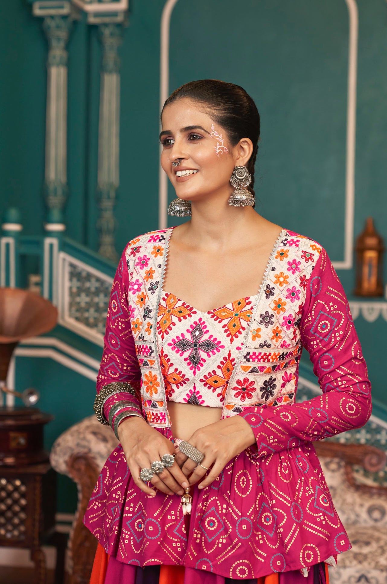 Lehenga de célébration avec veste de Navratri rose, orange blanc aux tons colorés et broderies en viscose rayon