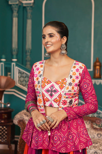 Lehenga de célébration avec veste de Navratri rose, orange blanc aux tons colorés et broderies en viscose rayon