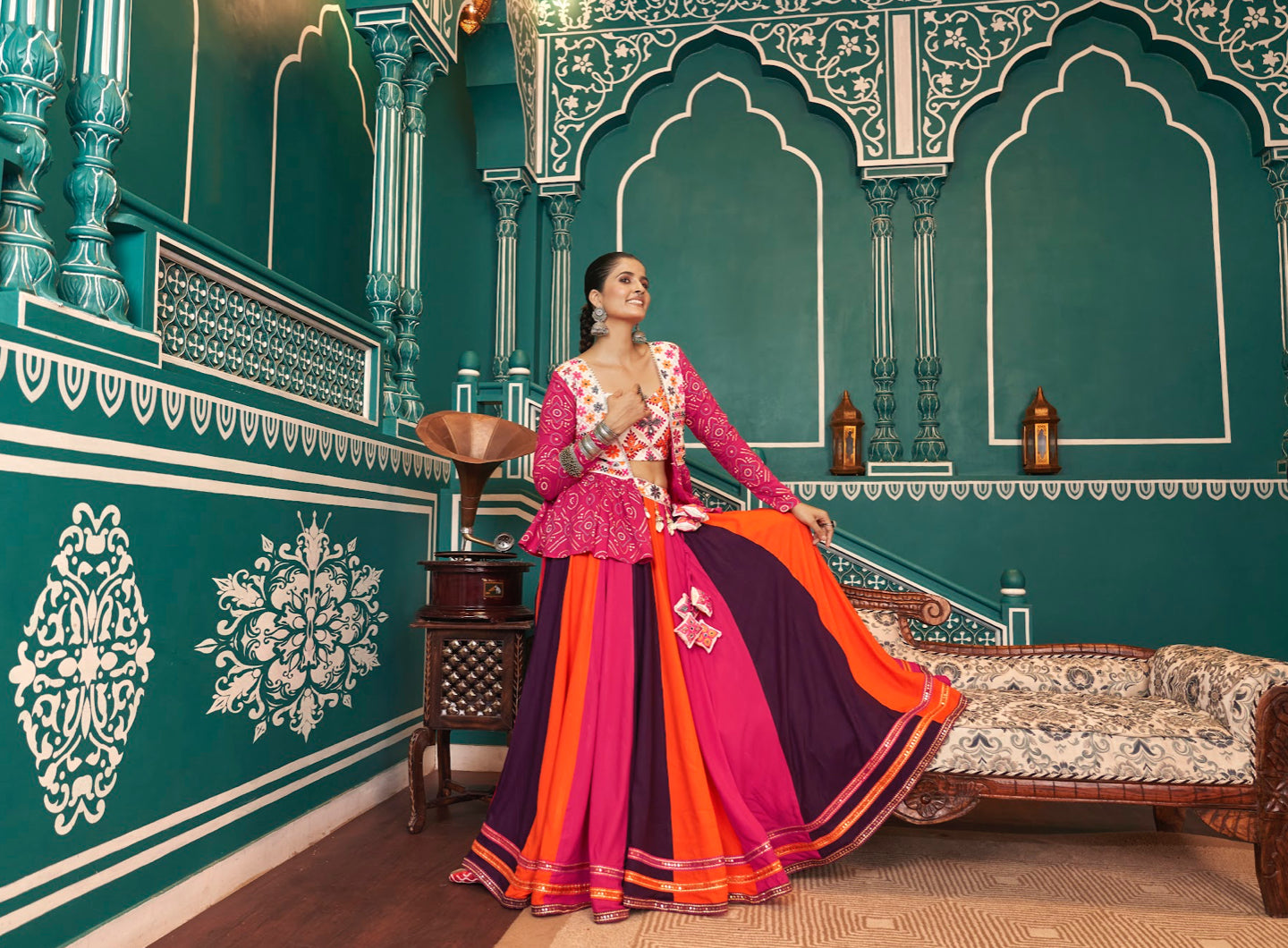 Lehenga de célébration avec veste de Navratri rose, orange blanc aux tons colorés et broderies en viscose rayon