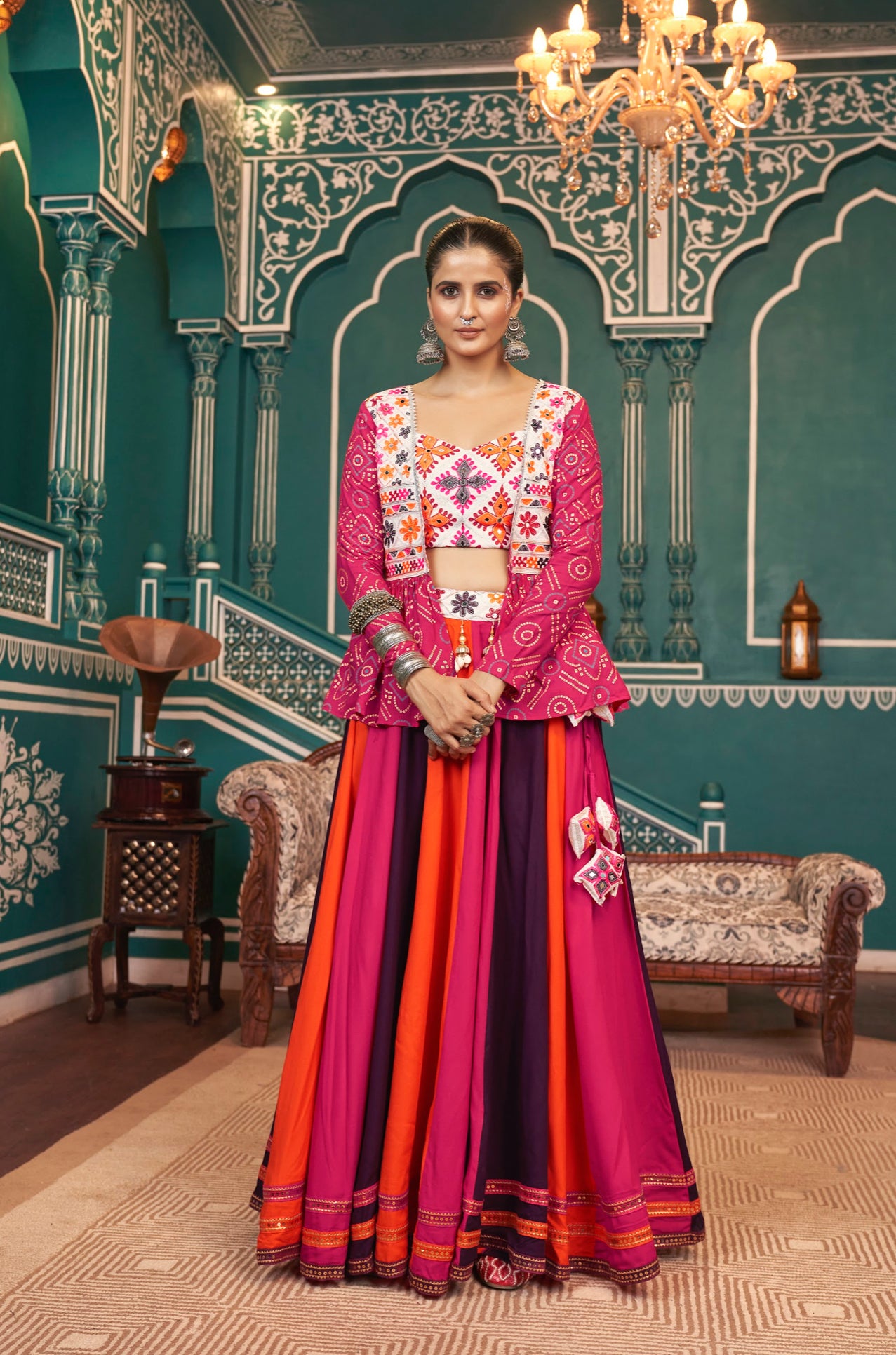Lehenga de célébration avec veste de Navratri rose, orange blanc aux tons colorés et broderies en viscose rayon