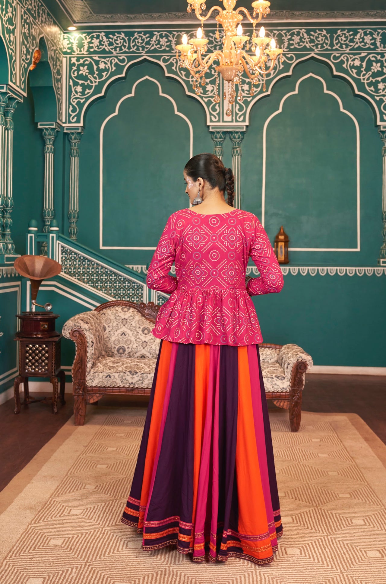 Lehenga de célébration avec veste de Navratri rose, orange blanc aux tons colorés et broderies en viscose rayon