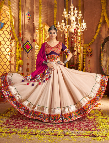 Lehenga festif de Navratri beige, violet et rose broderies en viscose rayon et jacquard
