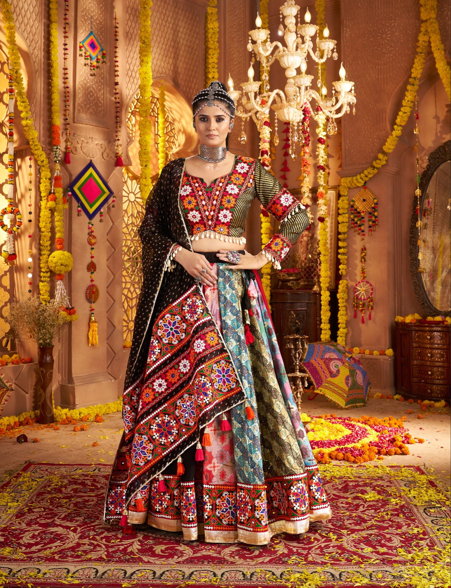 Lehenga festif de Navratri noir multicolore tradition gujarati broderies en viscose rayon et georgette