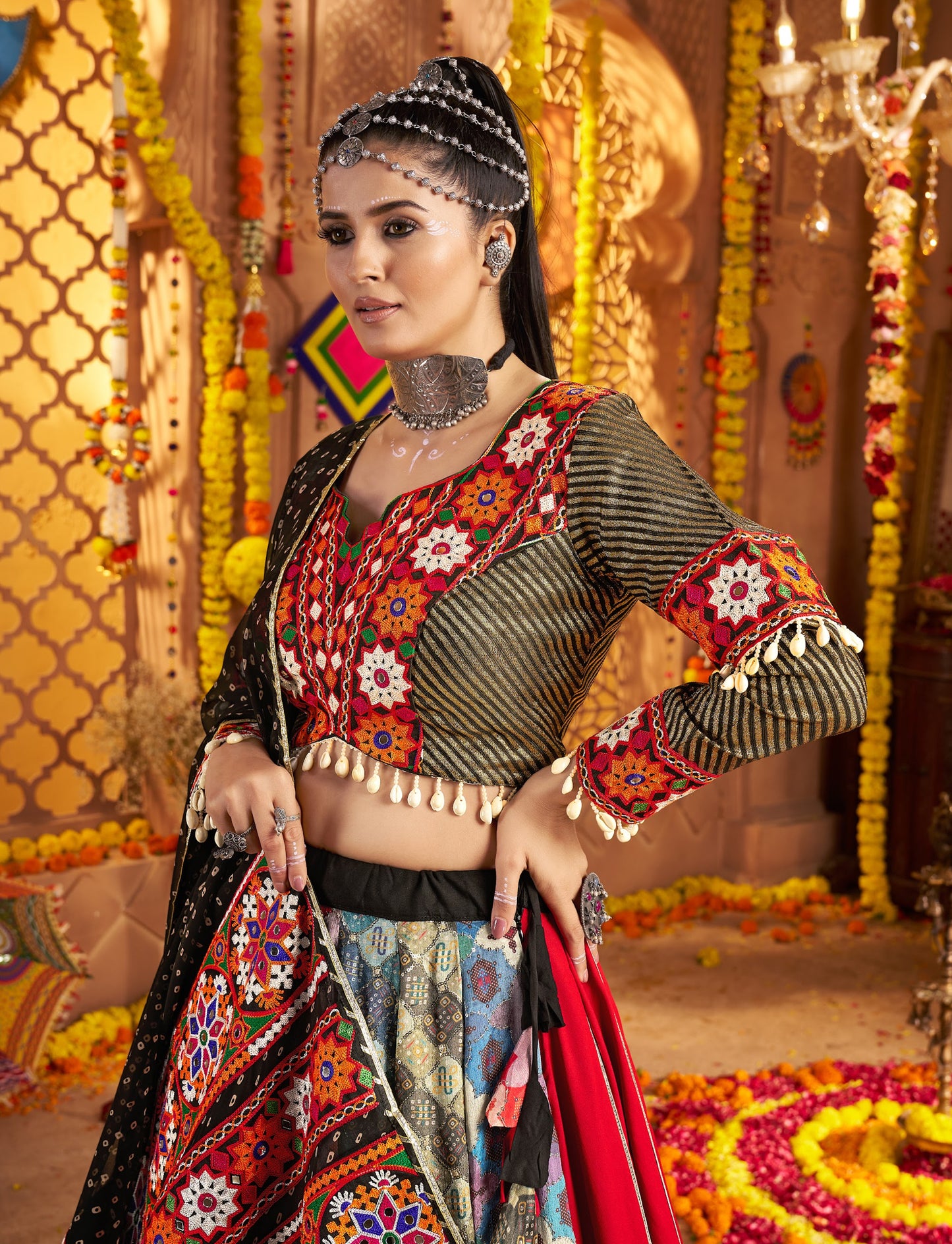 Lehenga festif de Navratri noir multicolore tradition gujarati broderies en viscose rayon et georgette