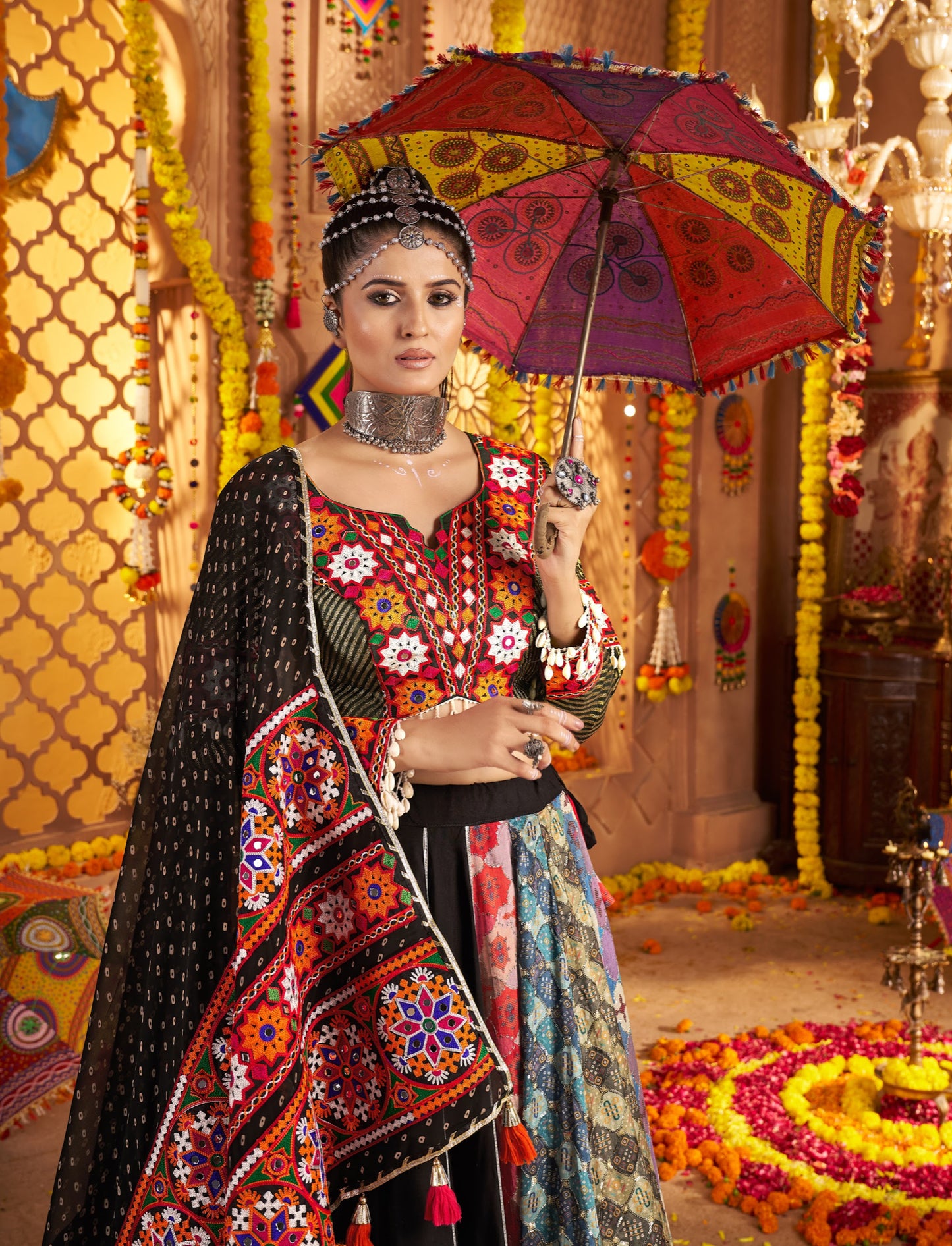 Lehenga festif de Navratri noir multicolore tradition gujarati broderies en viscose rayon et georgette
