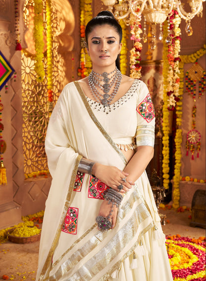 Lehenga festif de Navratri blanc broderies en viscose rayon et dentelle kodi