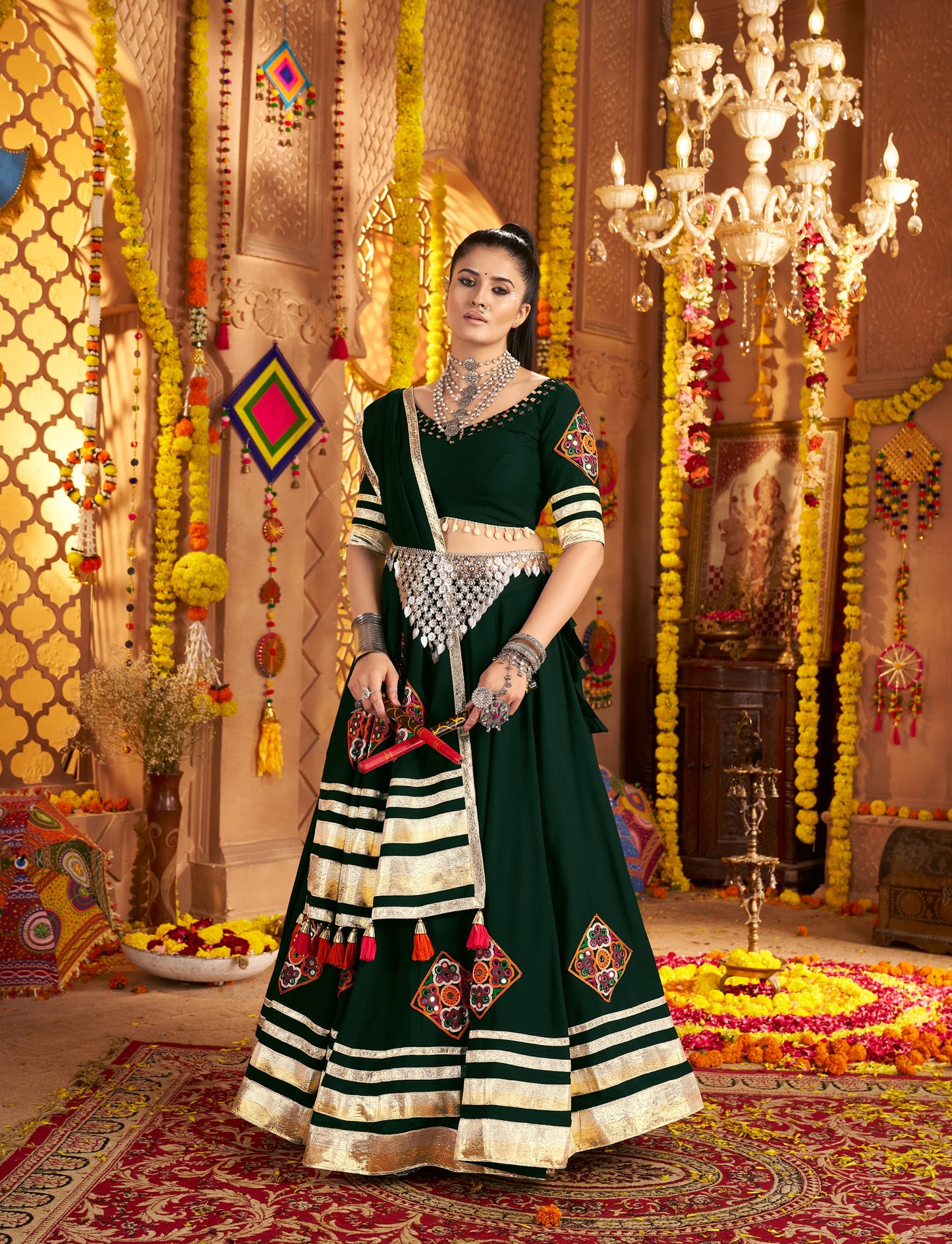 Lehenga festif de Navratri vert foncé broderies en viscose rayon et dentelle kodi