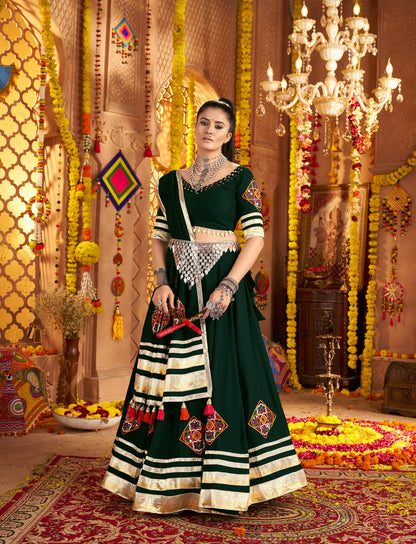 Lehenga festif de Navratri vert foncé broderies en viscose rayon et dentelle kodi