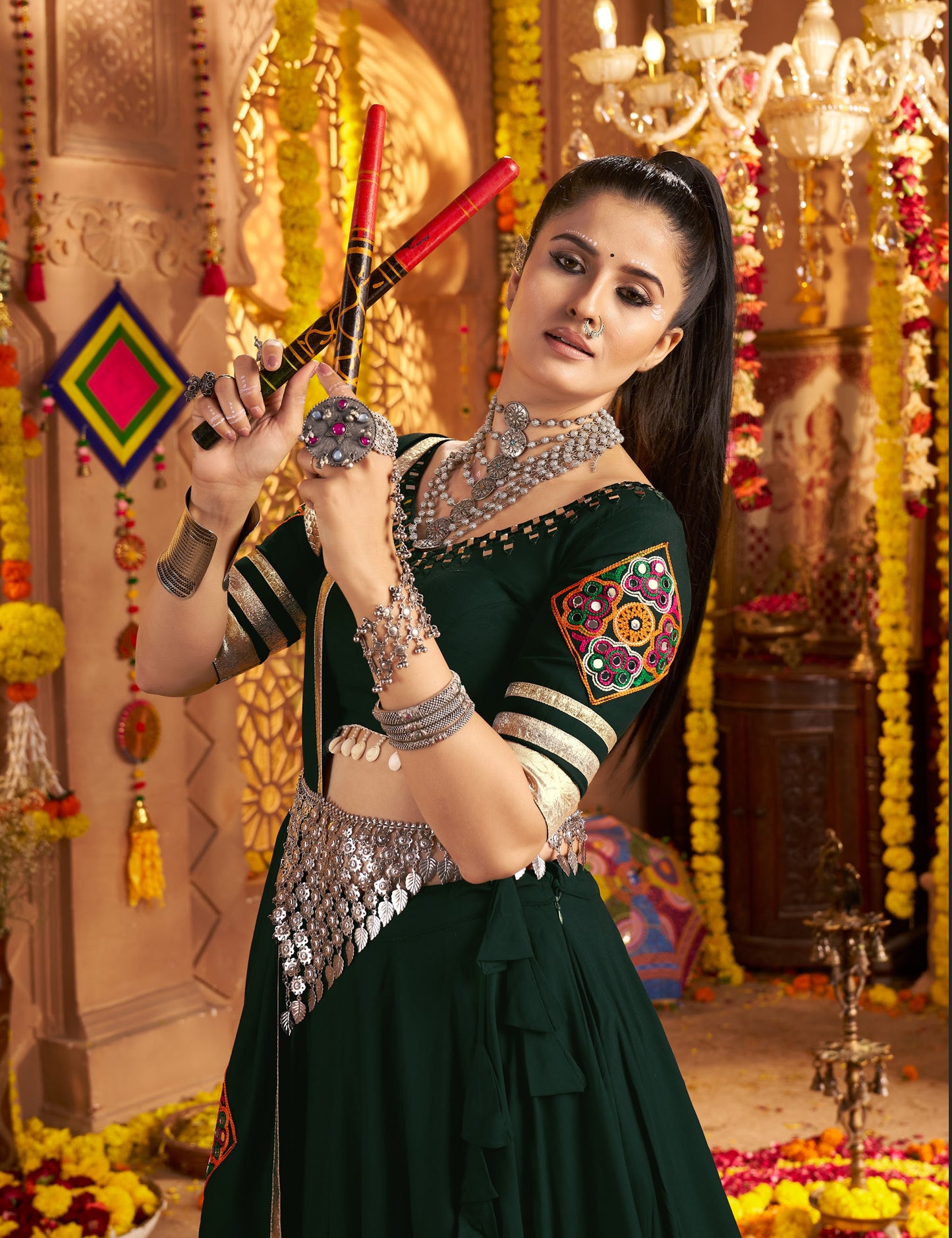 Lehenga festif de Navratri vert foncé broderies en viscose rayon et dentelle kodi