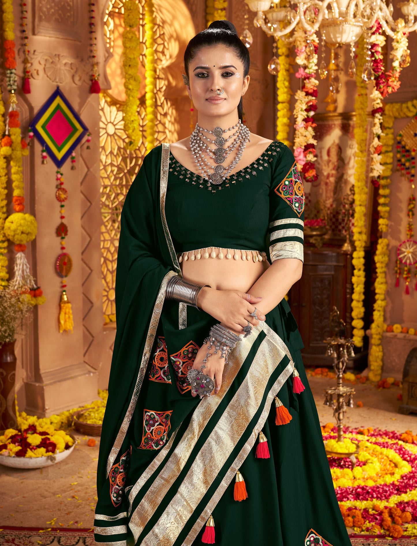 Lehenga festif de Navratri vert foncé broderies en viscose rayon et dentelle kodi