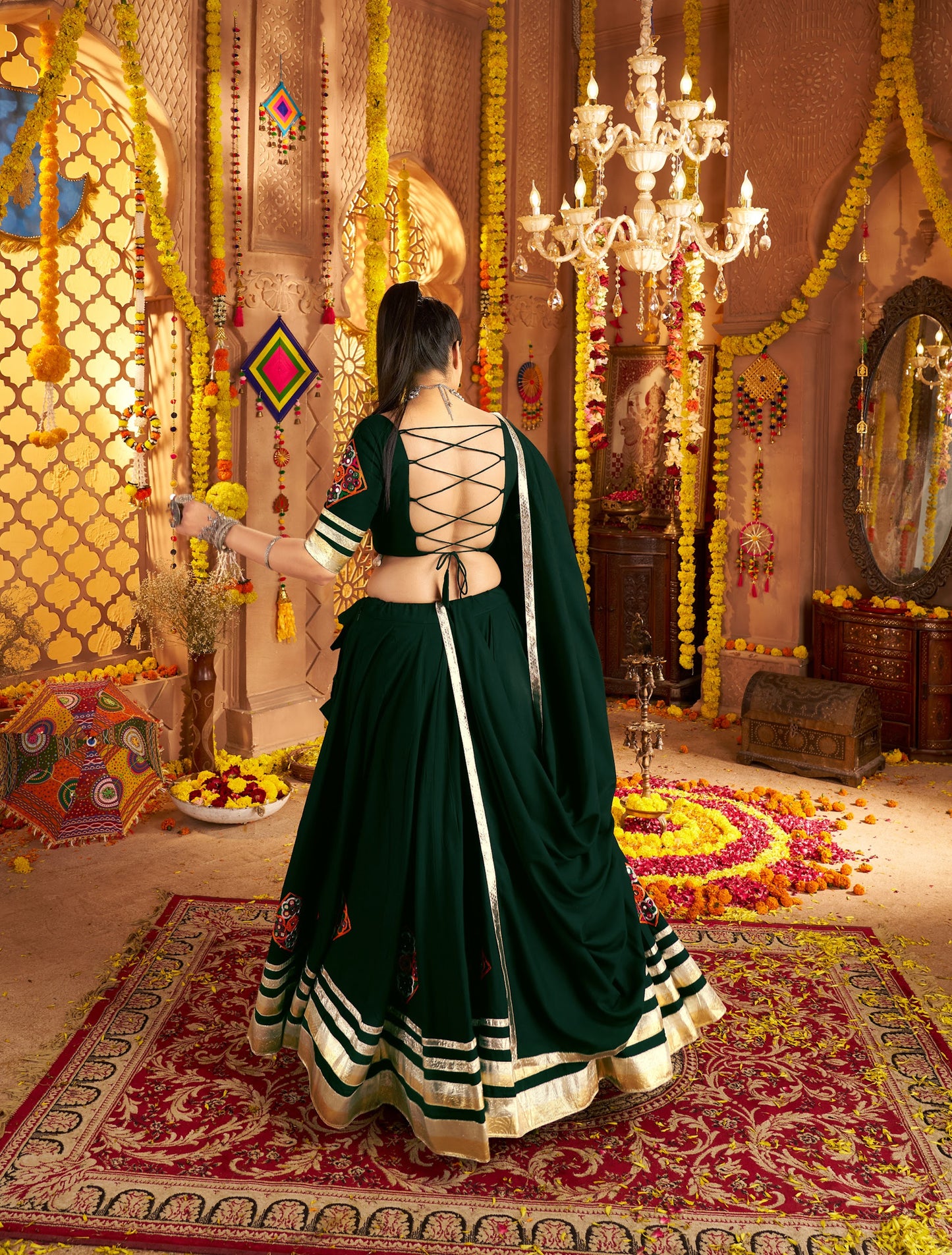 Lehenga festif de Navratri vert foncé broderies en viscose rayon et dentelle kodi