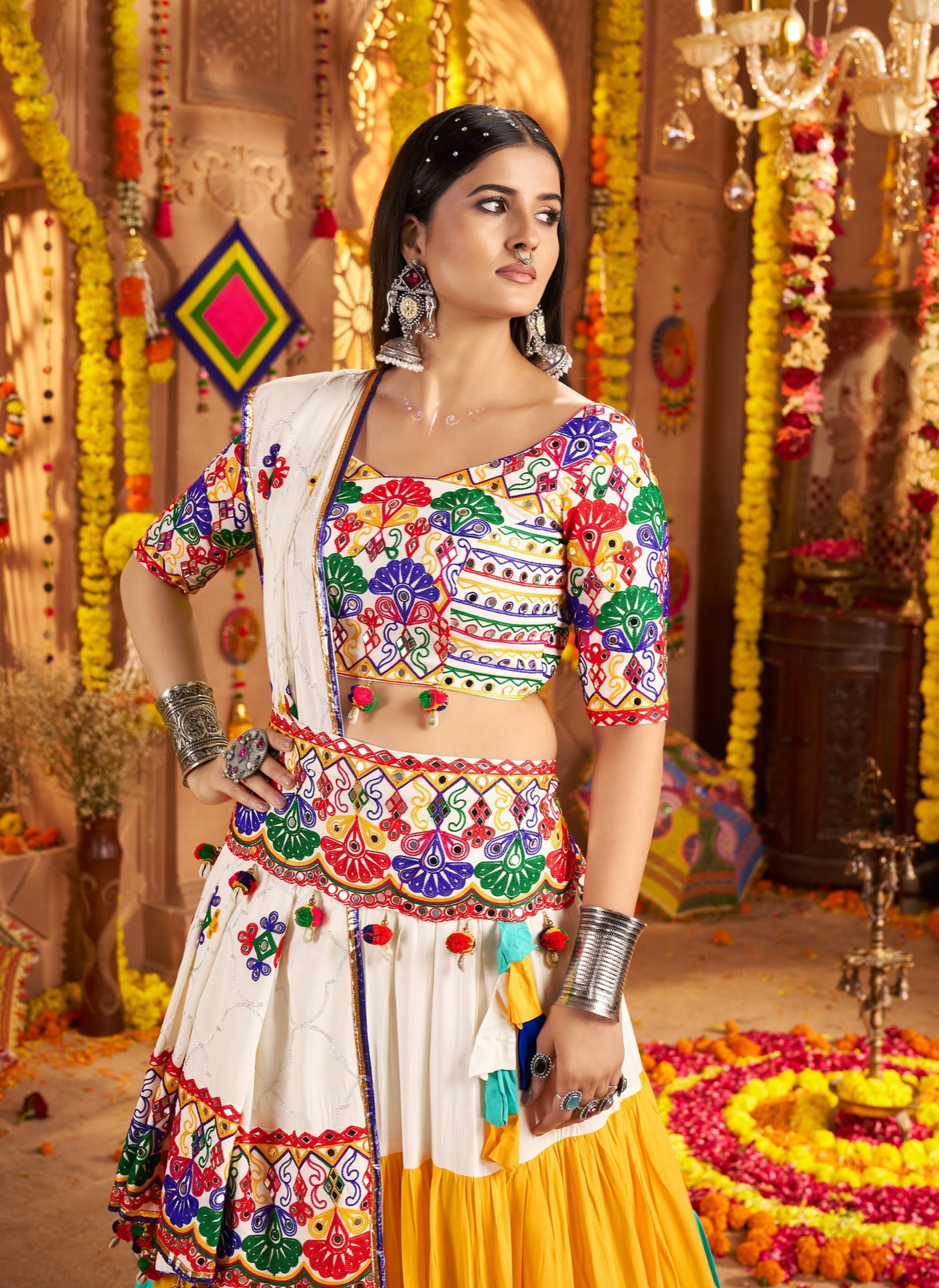Lehenga spécial de Navratri blanc, jaune et bleu multicolore en viscose rayon avec ceinture brodée de miroirs